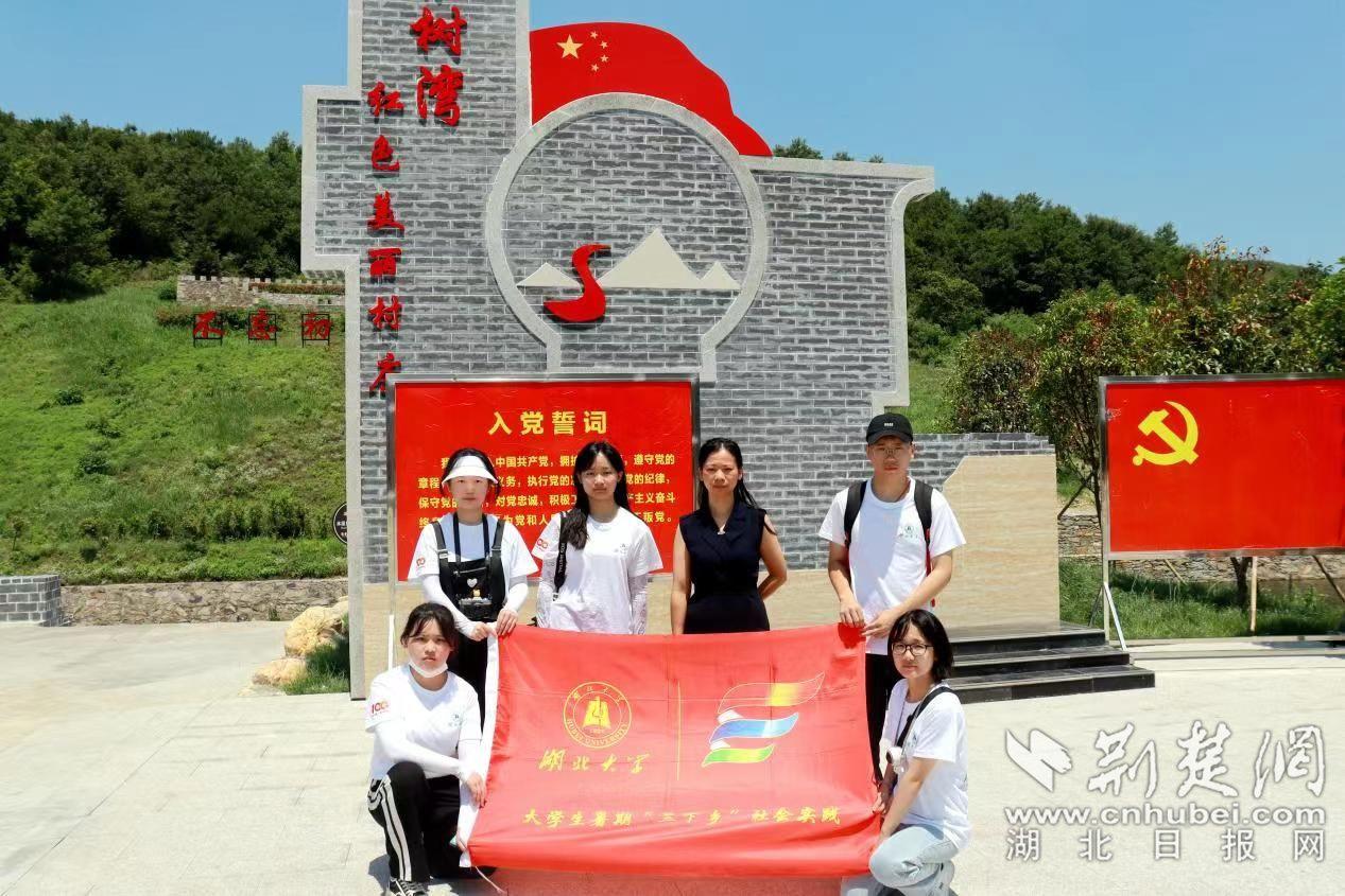 和李丽珍2次合作，1次虐恋1次情色，他婚后生子，交给母亲养育